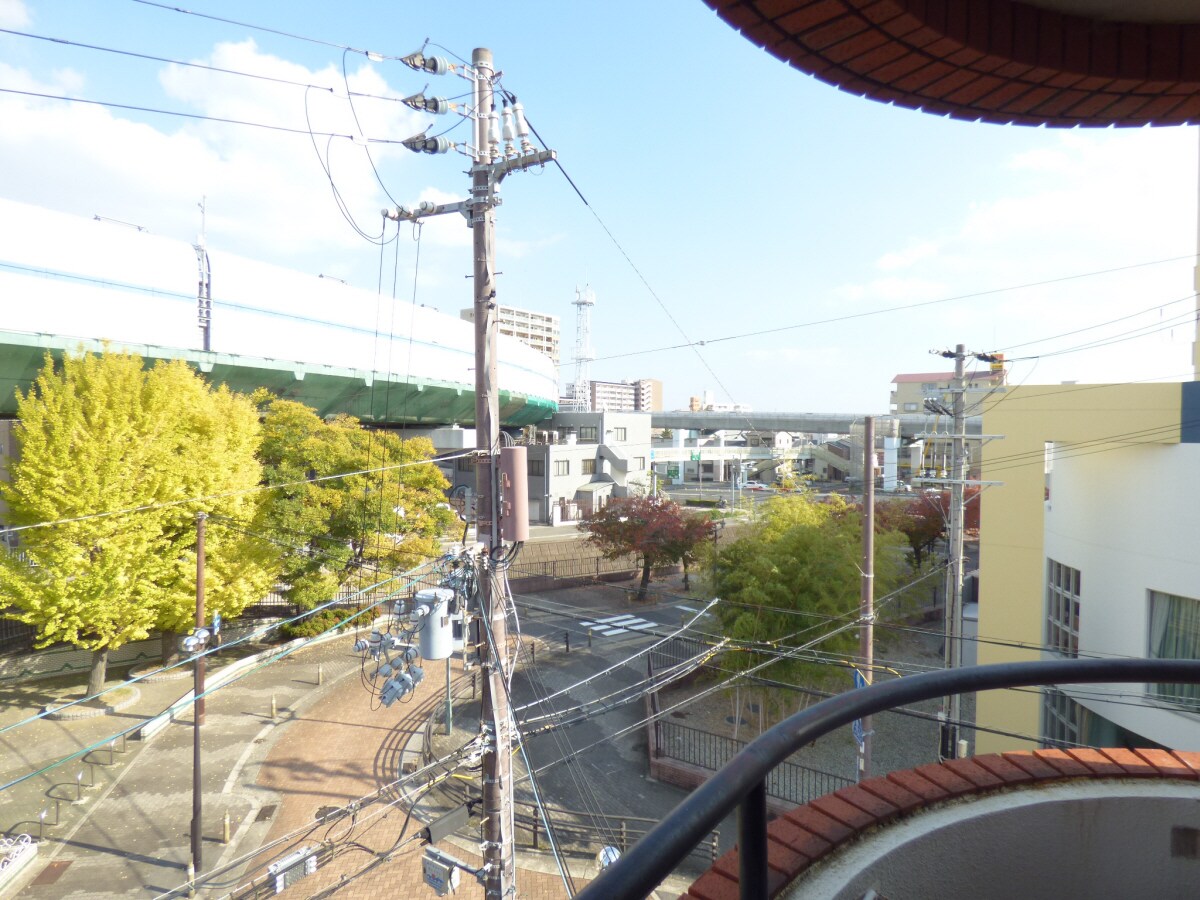 目の前にキレイな公園があります 華山マンション