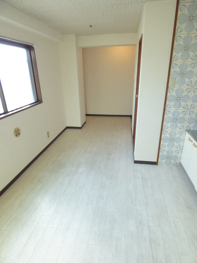 白を基調とした明るいフローリング 華山マンション