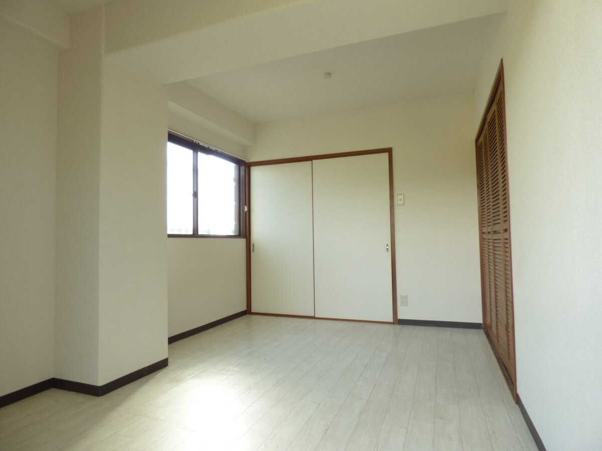 白を基調とした明るいフローリング 華山マンション