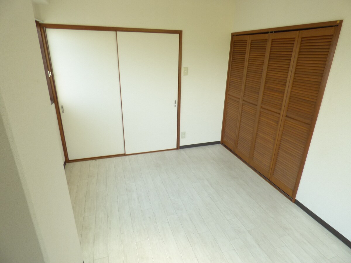 広々とした洋室 華山マンション