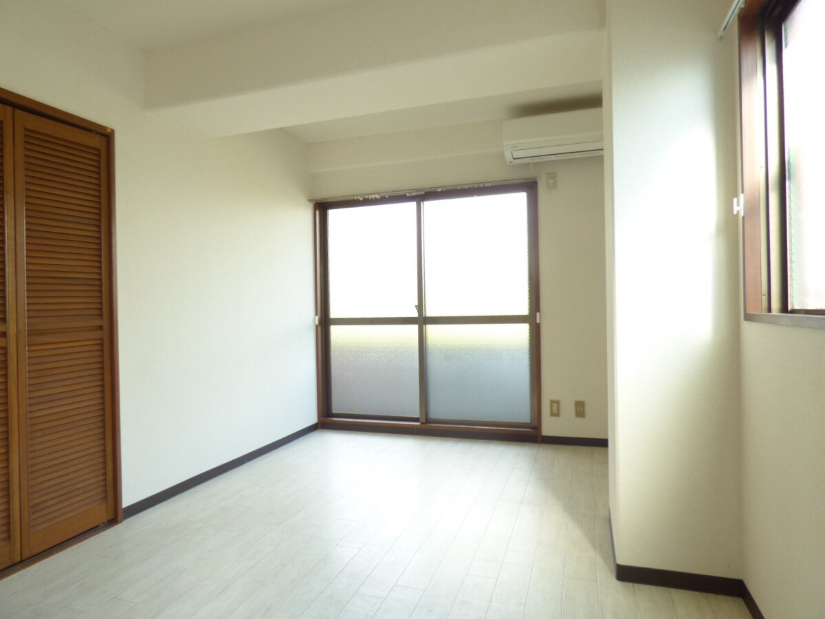 明るい洋室 華山マンション