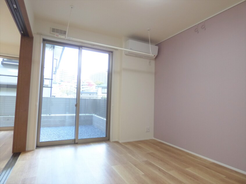 アクセントクロスがオシャレな洋室 メゾンド・メルヴェーユ須磨Ⅱ