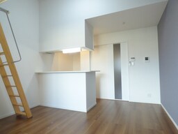 カウンターキッチンのあるリビング