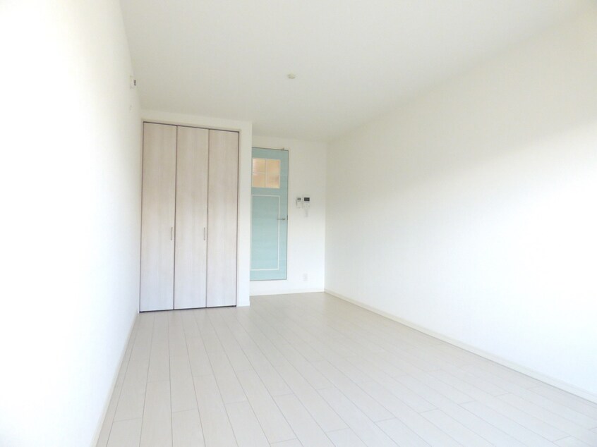 白を基調とした明るいフローリング ワコーレヴィアーノ須磨千守町