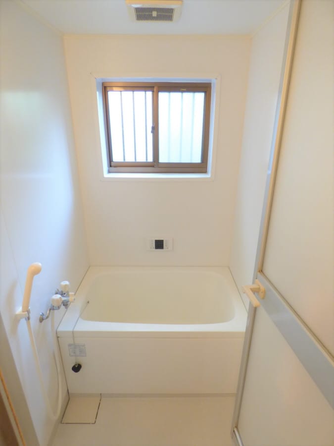 窓があり換気のよい追い焚き機能付バス 須磨寺ハイム