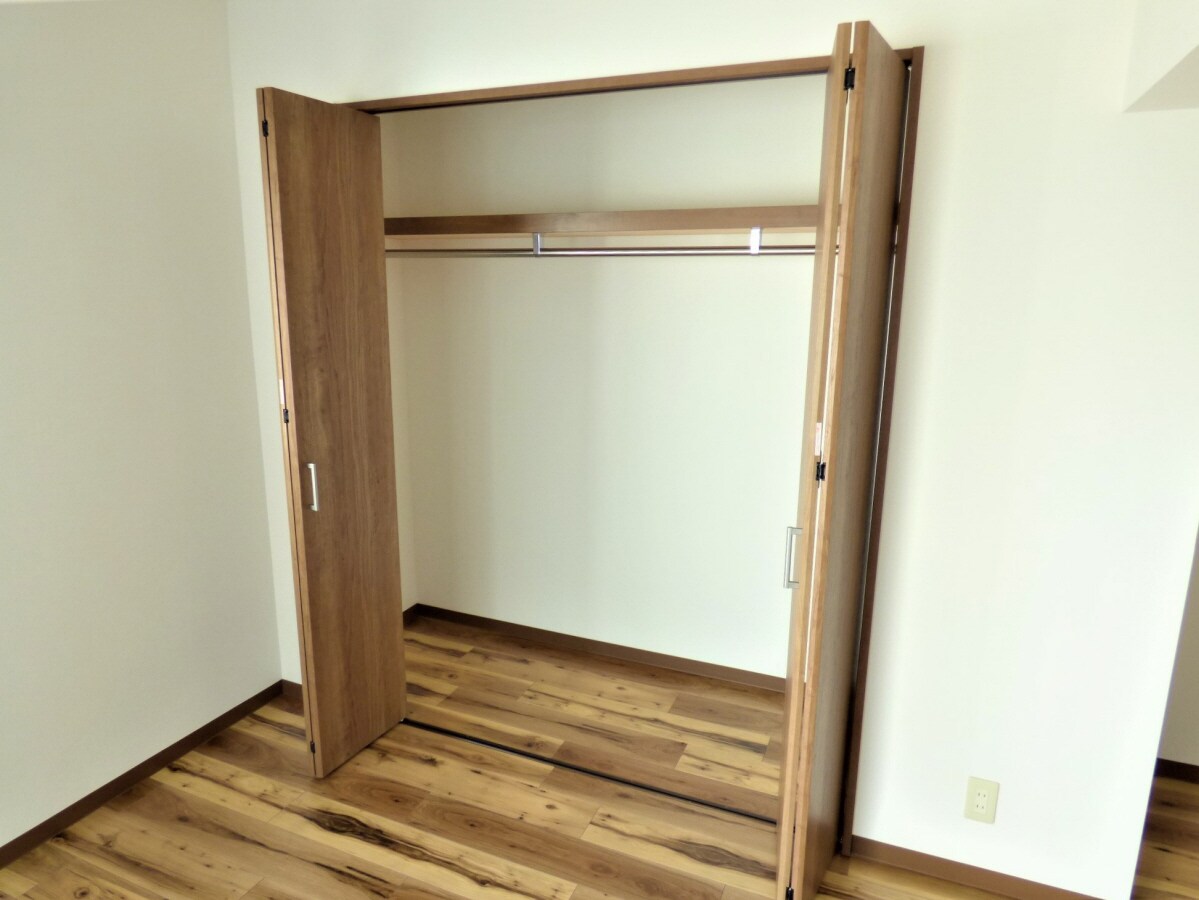広々としたクローゼット 桂尾山サンハイツ