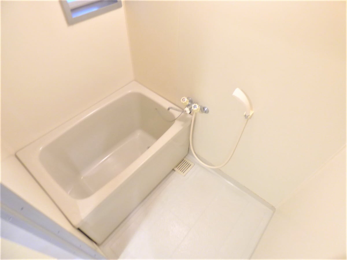 窓があり換気のよい浴室 トアピエス須磨