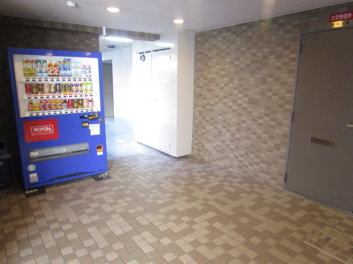 自動販売機のあるエントランス ブリランテ神戸マグノリアコート
