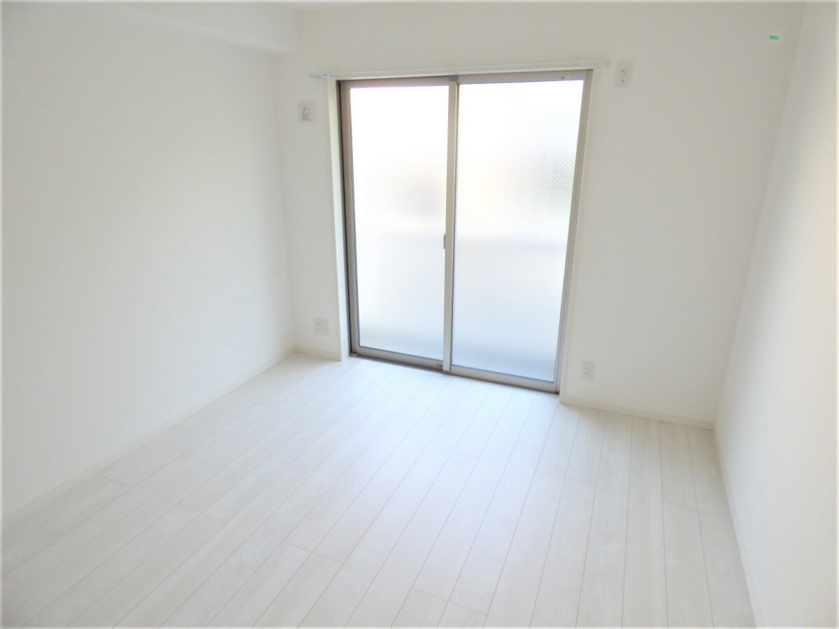 白を基調とした明るい洋室 ワコーレヴィアーノ須磨行幸町