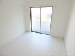 白を基調とした明るい洋室