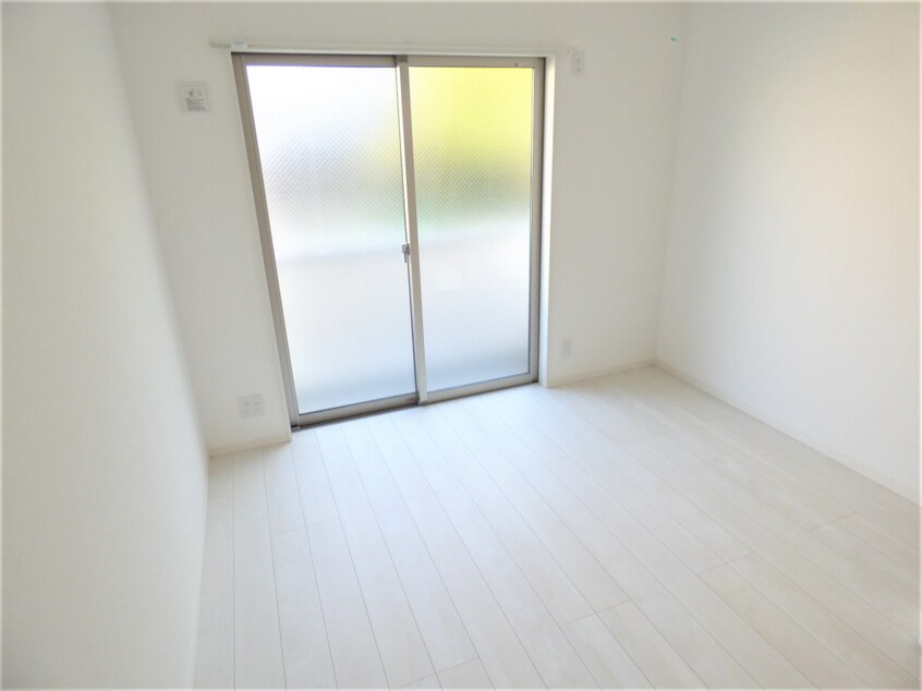 広々とした洋室 ワコーレヴィアーノ須磨行幸町