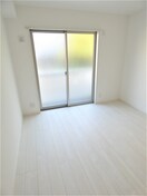 白を基調とした明るい洋室 ワコーレヴィアーノ須磨行幸町