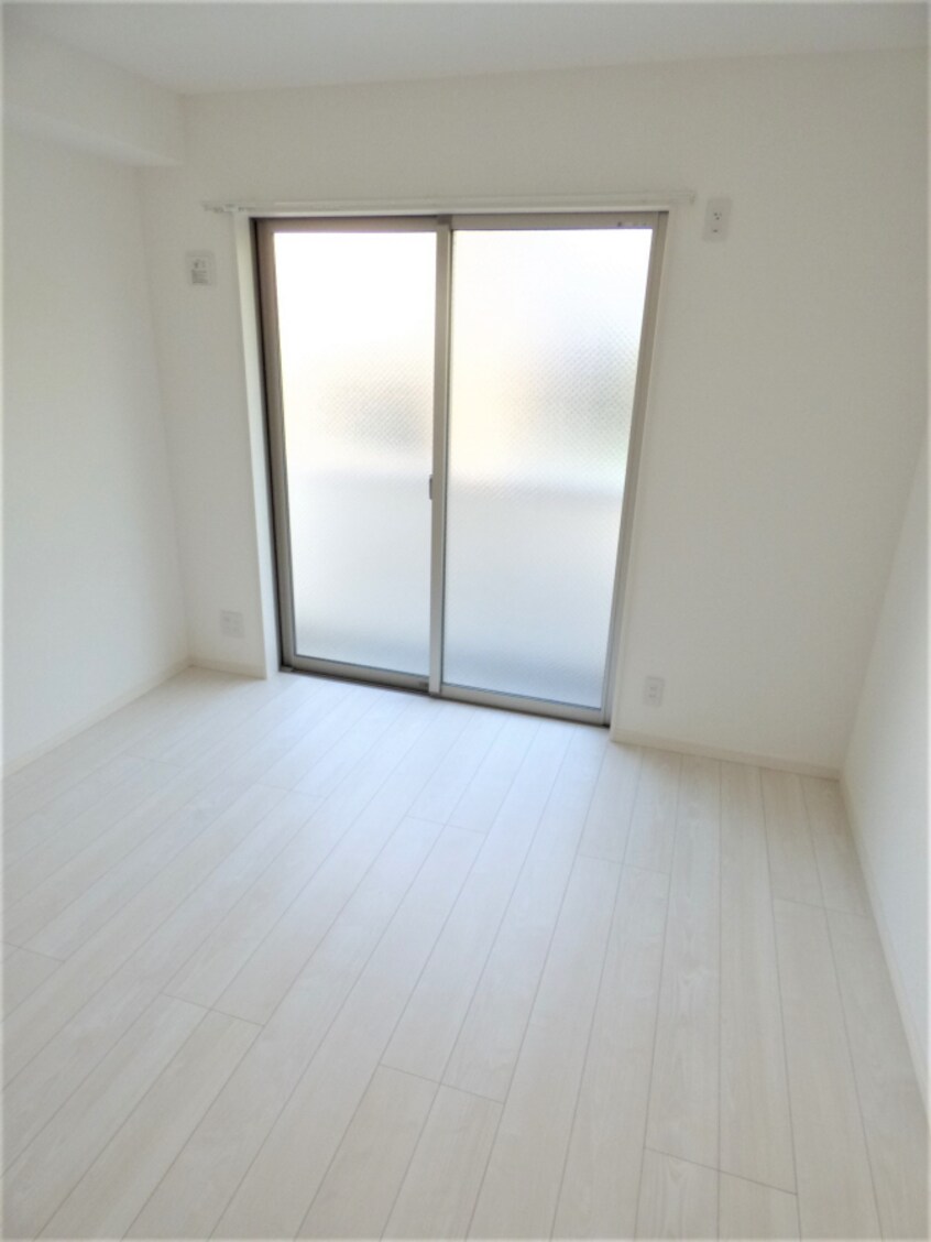 広々とした洋室 ワコーレヴィアーノ須磨行幸町