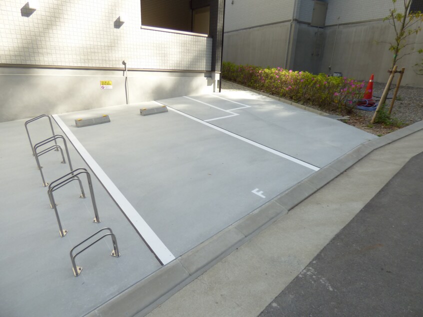 敷地内駐車場 エヌエムサンカンテキャトフＤ棟