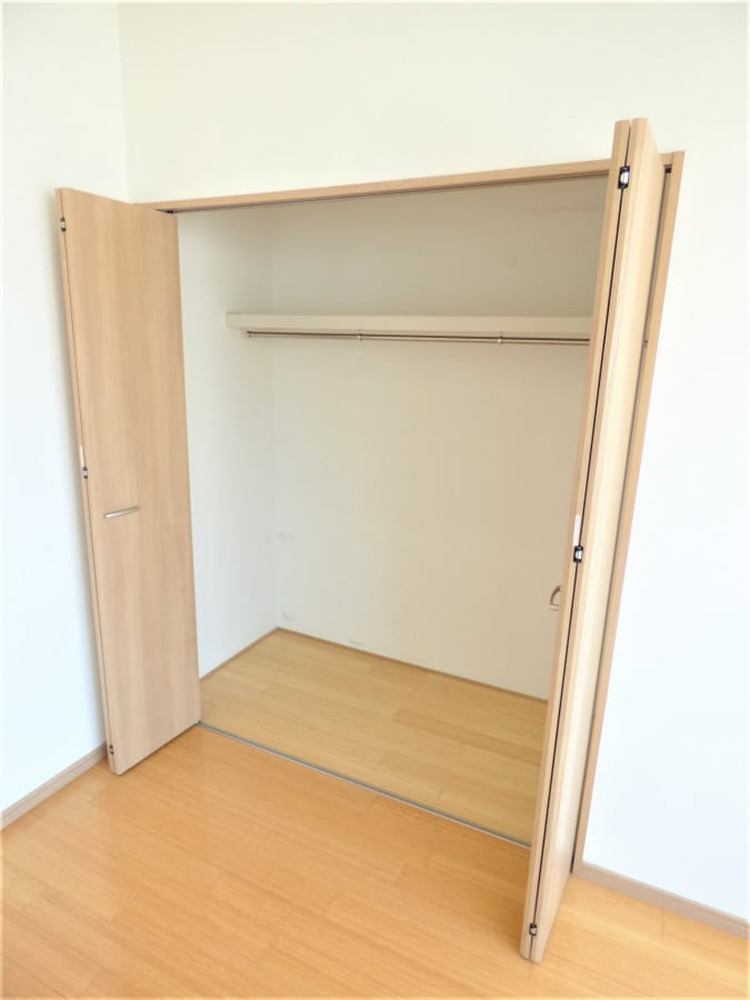 両開きで使いやすいクローゼットは沢山収納できます 三國ビル