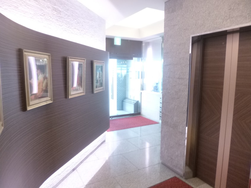 絵画がいっぱいのオシャレなエントランス 三國ビル