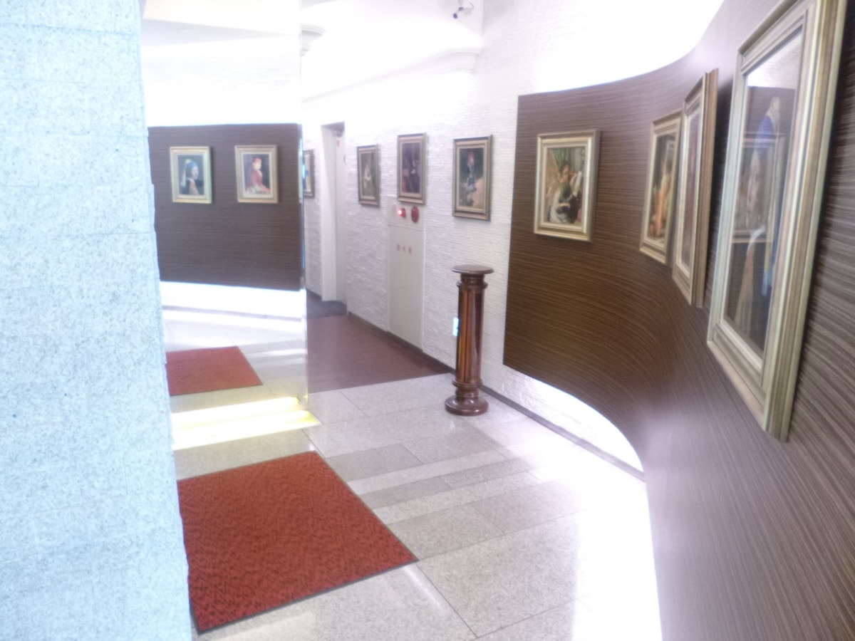 絵画がいっぱいのオシャレなエントランス 三國ビル