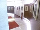 絵画がいっぱいのオシャレなエントランス 三國ビル