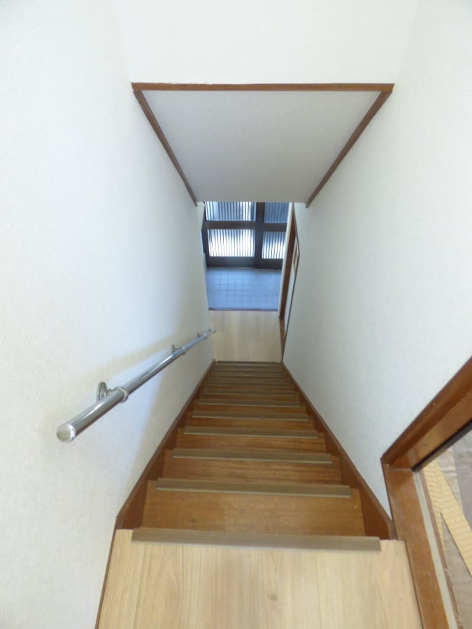 階段も明るいです 行幸町３丁目貸家