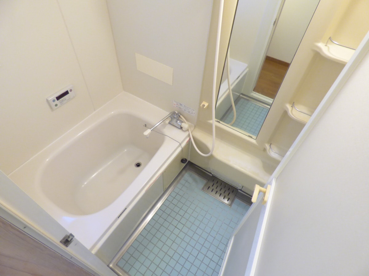 窓があり換気のよい浴室 Ｙ’ｓ　Ｔｅｒｒａｃｅ　Ｈｏｕｓｅ