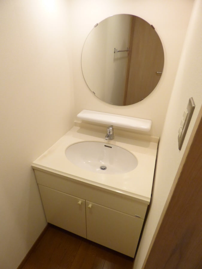 丸い鏡がオシャレな洗面台 Ｙ’ｓ　Ｔｅｒｒａｃｅ　Ｈｏｕｓｅ