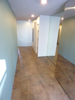 鏡張りのオシャレになったエントランス