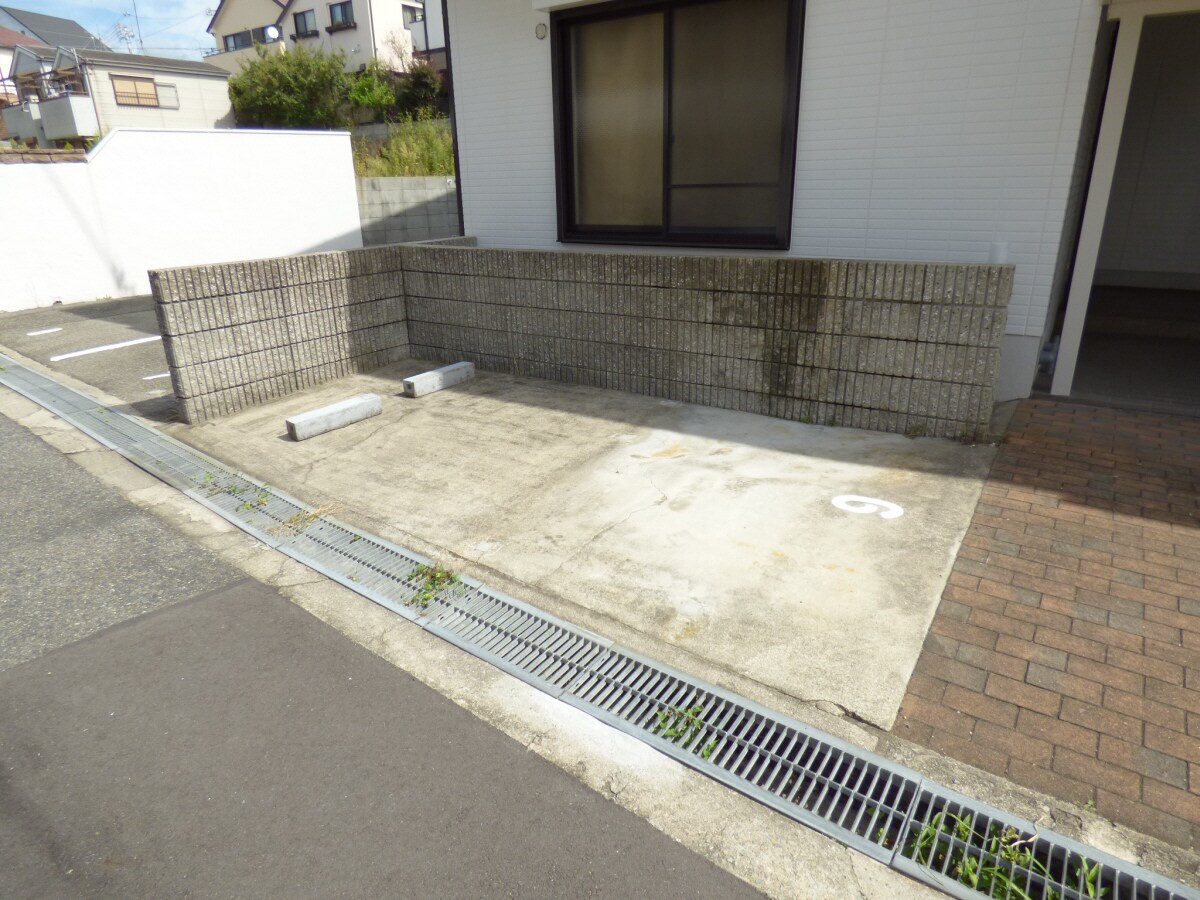 敷地内駐車場完備 須磨天神ハイツ