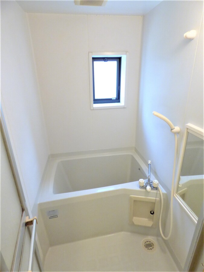 窓があり換気のよい浴室 須磨天神ハイツ