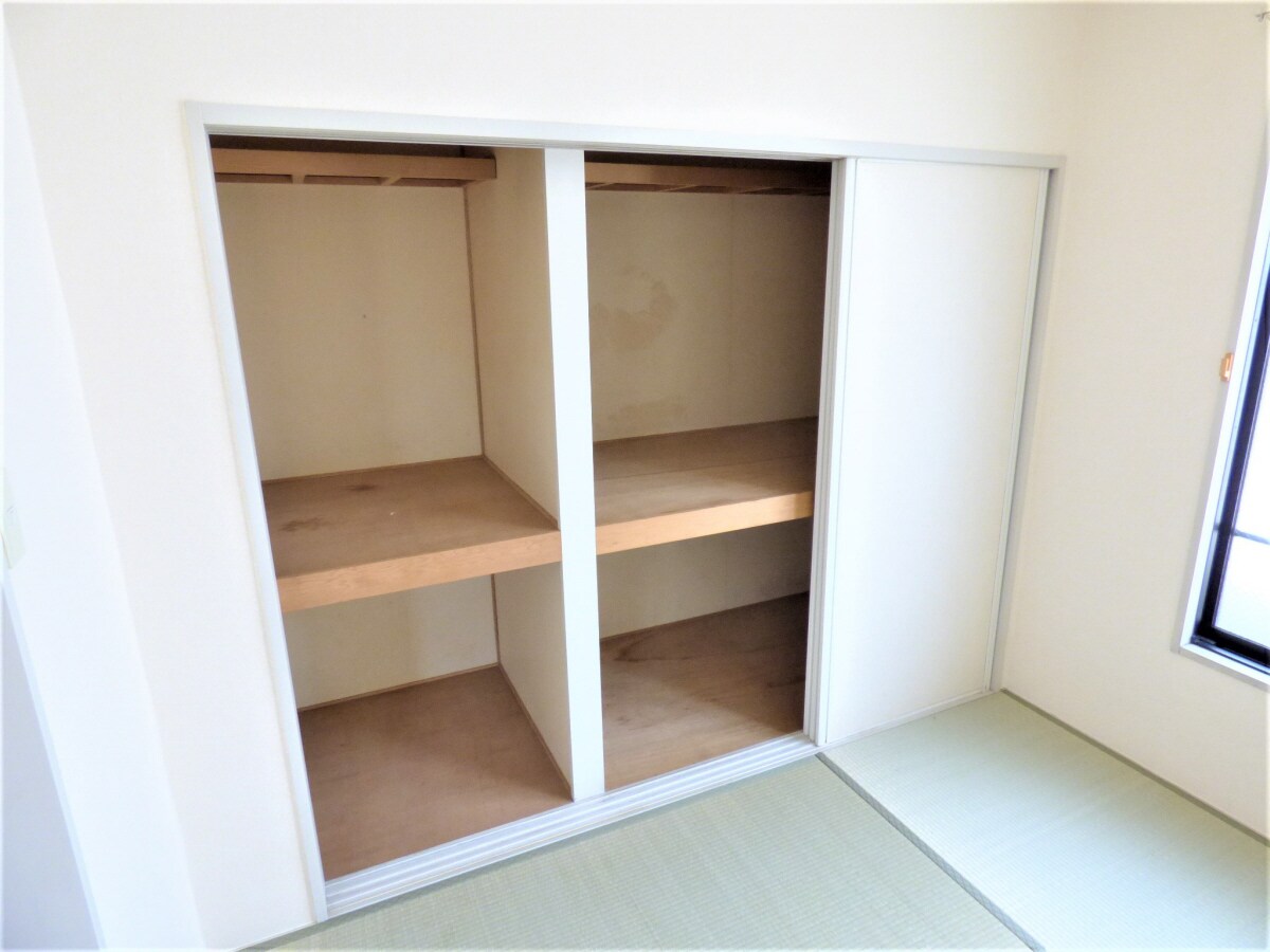 壁一面ある広々とした押入 須磨天神ハイツ