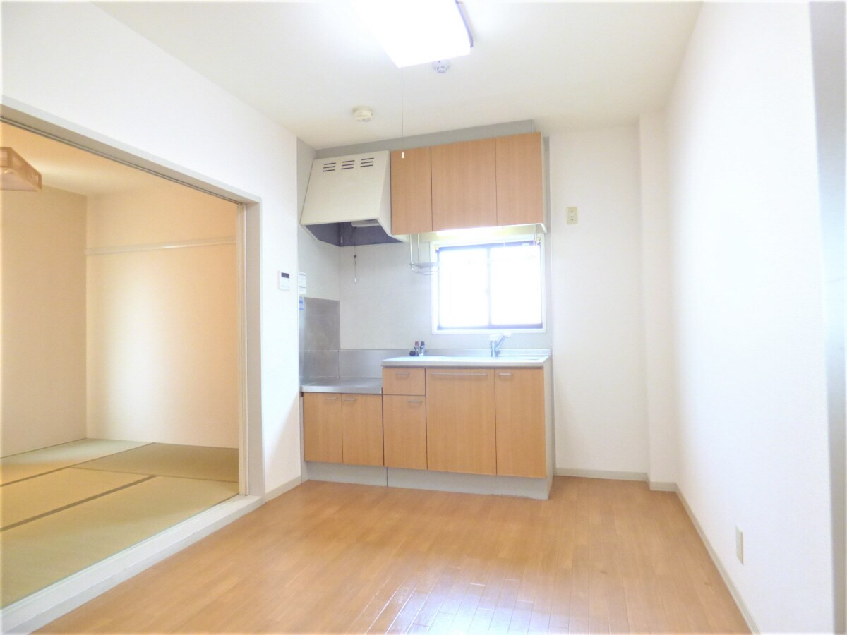 窓があり明るいダイニング 須磨天神ハイツ