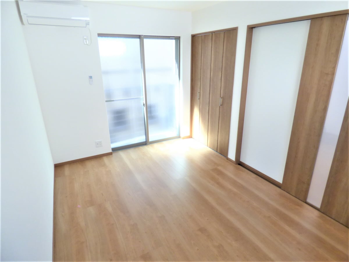 木目調がオシャレな洋室 サンウィング妙法寺