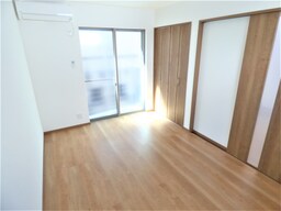 木目調がオシャレな洋室