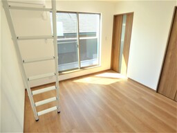 木目調がオシャレな洋室