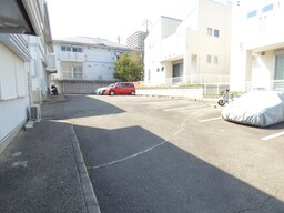 敷地内に広々とした駐車場完備