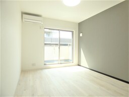 アクセントクロスがオシャレな洋室