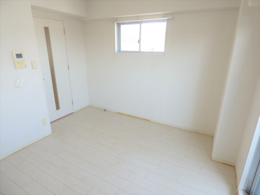 白を基調とした明るいフローリング メインステージ須磨