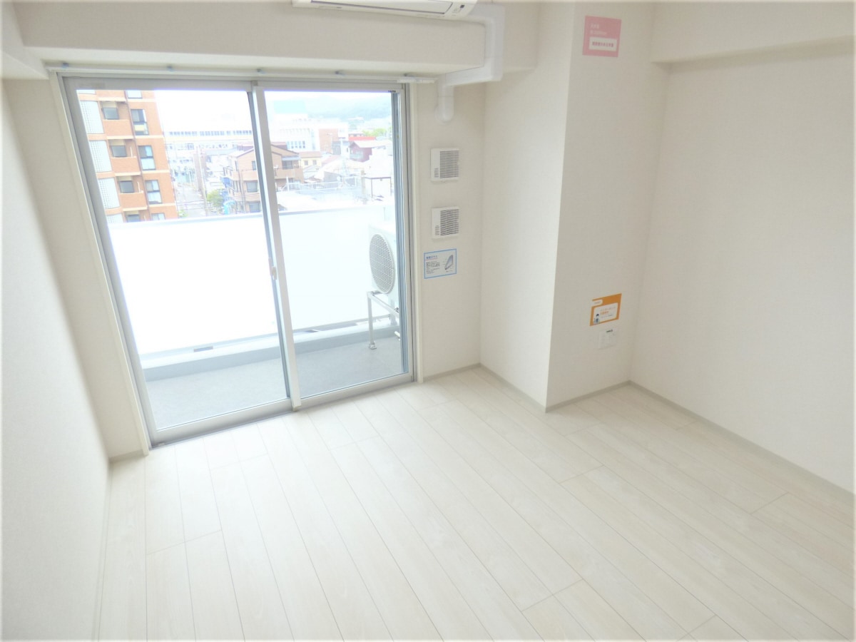 白を基調とした明るい洋室 ＬｅＬｉｅｎＩｔａｙａｄｏ