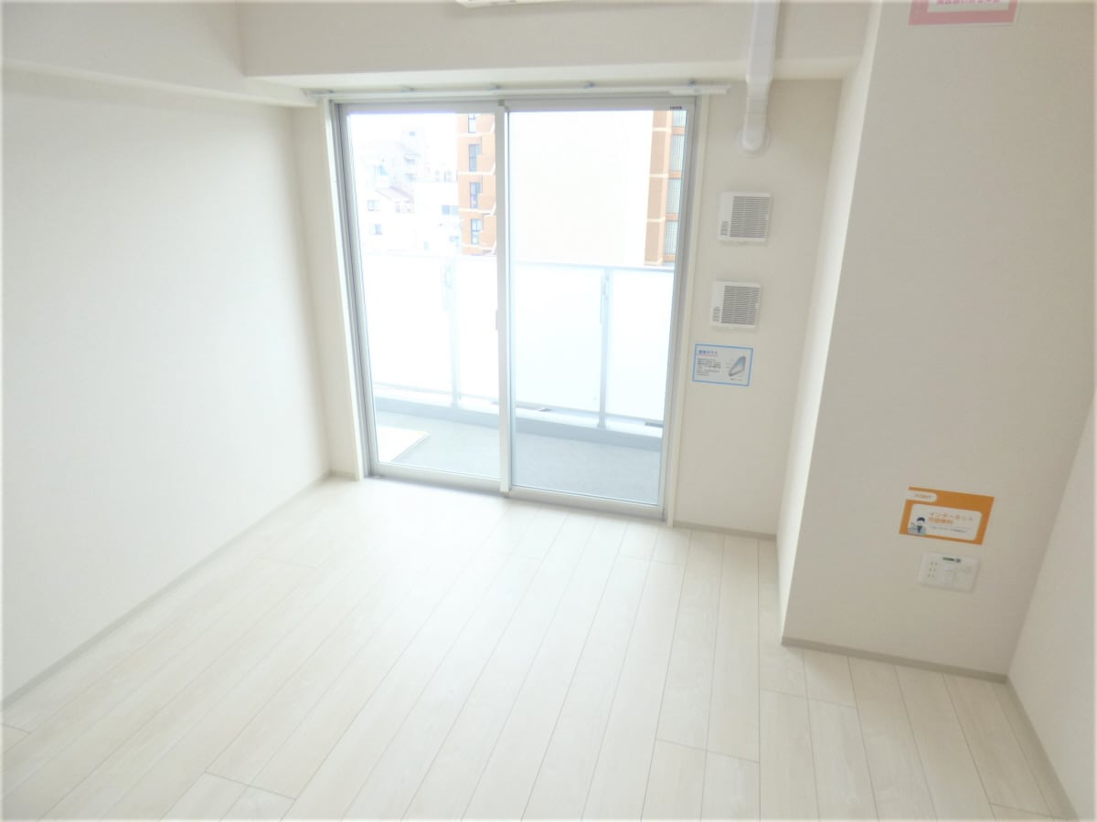 白を基調とした明るい洋室 ＬｅＬｉｅｎＩｔａｙａｄｏ