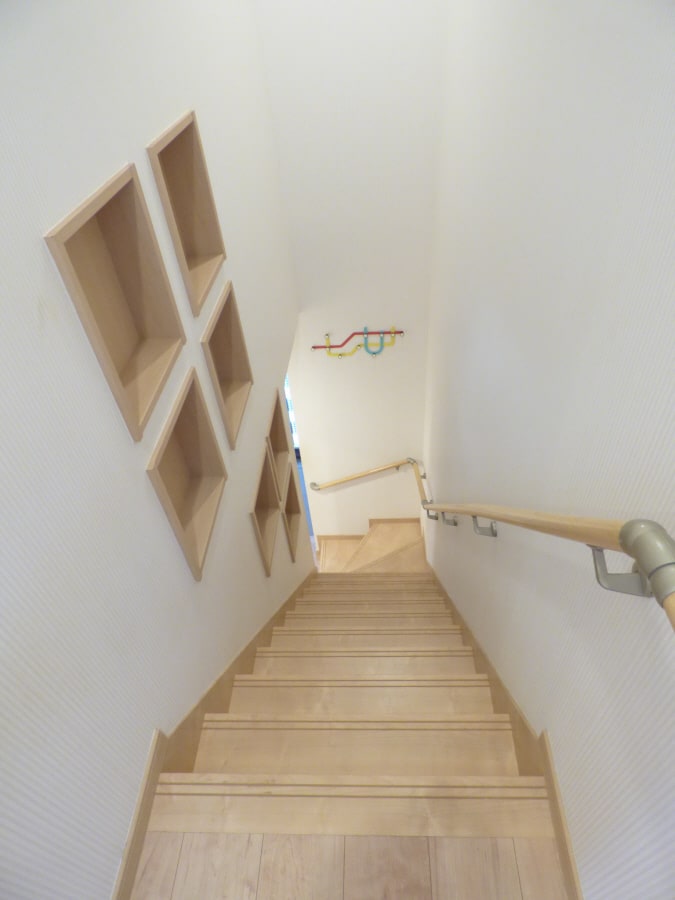 収納棚のあるオシャレな階段 須磨寺町２丁目貸家