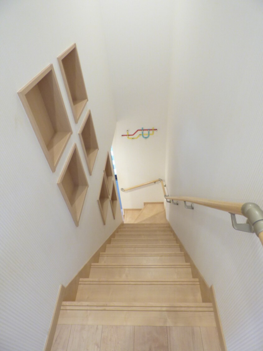収納棚のあるオシャレな階段 須磨寺町２丁目貸家