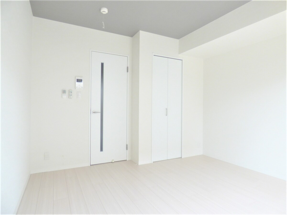 白を基調とした明るいフローリング ワコーレヴィータ須磨月見山本町