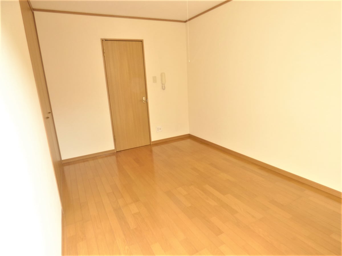 広々とした洋室 秋桜ハイツ