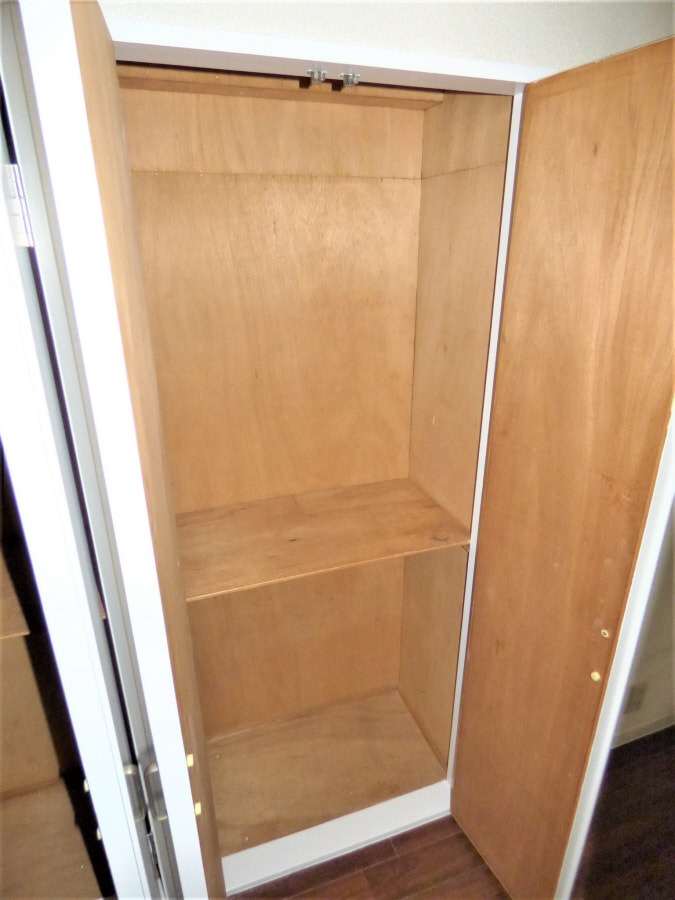 廊下の物入２ヶ所あり 須磨シーサイドハイツ