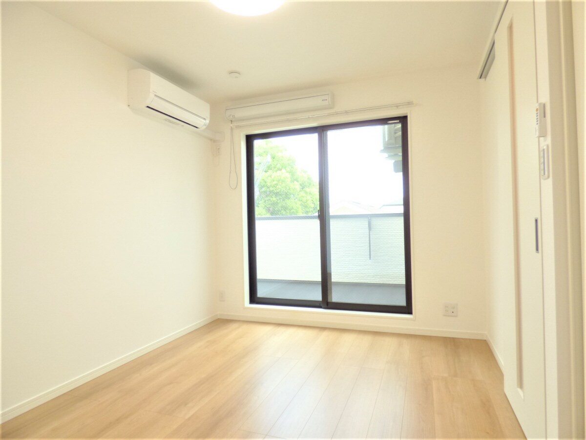 木目調が明るい洋室 グランメール月見山