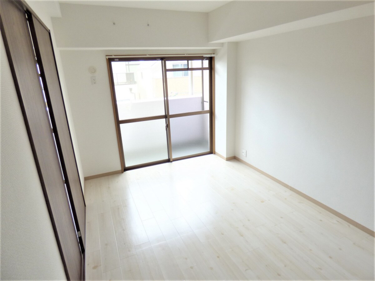 白を基調とした明るいフローリング アドマーニ