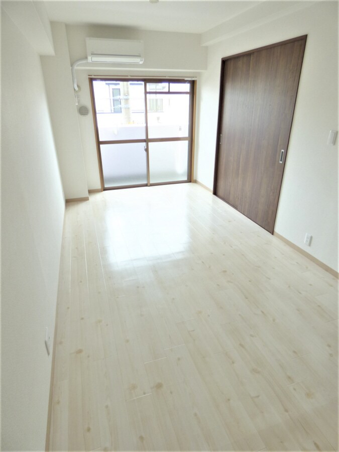 明るいリビング アドマーニ