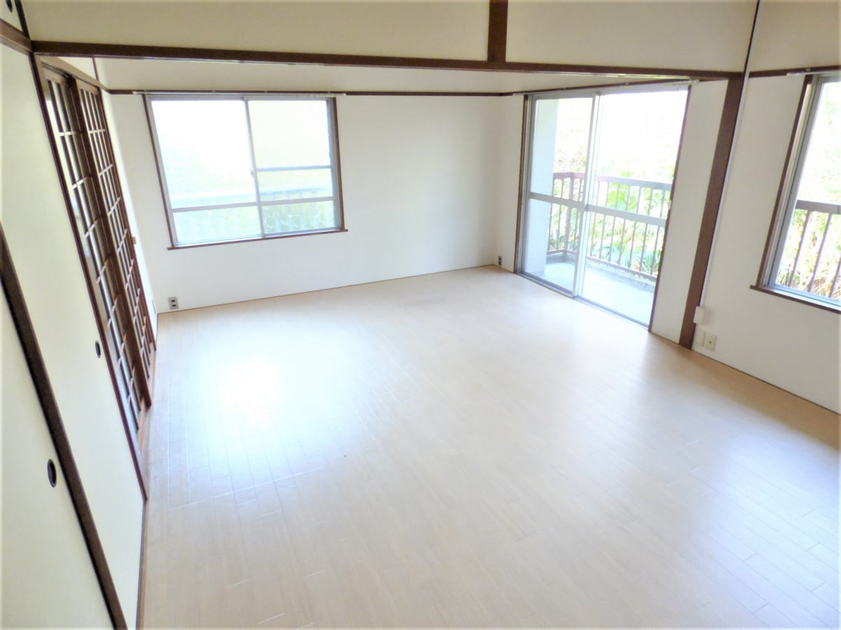 窓がたくさんあり明るい洋室 大幸ハイツ