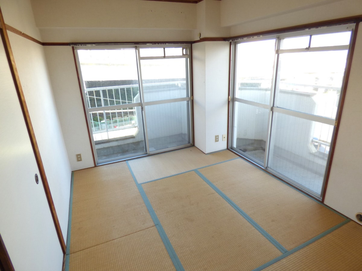 ２面採光で明るい和室 須磨離宮ハイツ