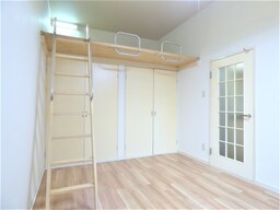 天窓があり明るい洋室