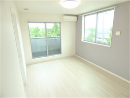 広々とした明るい洋室